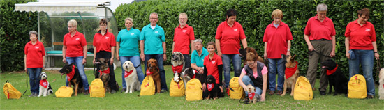 Ehrenamtliche Helfer vom PRO-DOG aktiv Besuchsdienst mit ihren Hunden